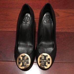 Tory Burch black/gold wedge